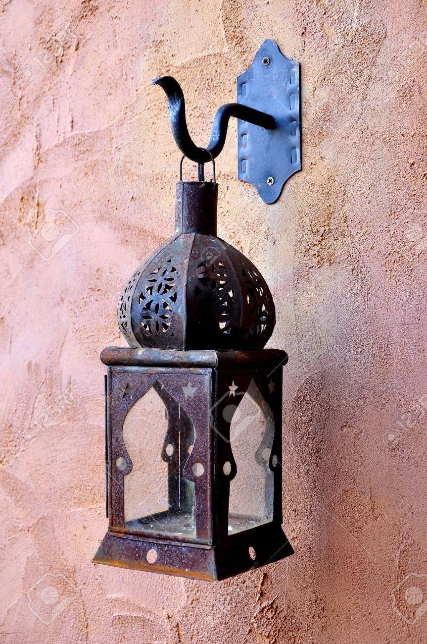 キャンドル ランプ キャンドル ランタンろうそくの光で彼らはあなたの家のための良い装飾になります の写真素材 画像素材 Image