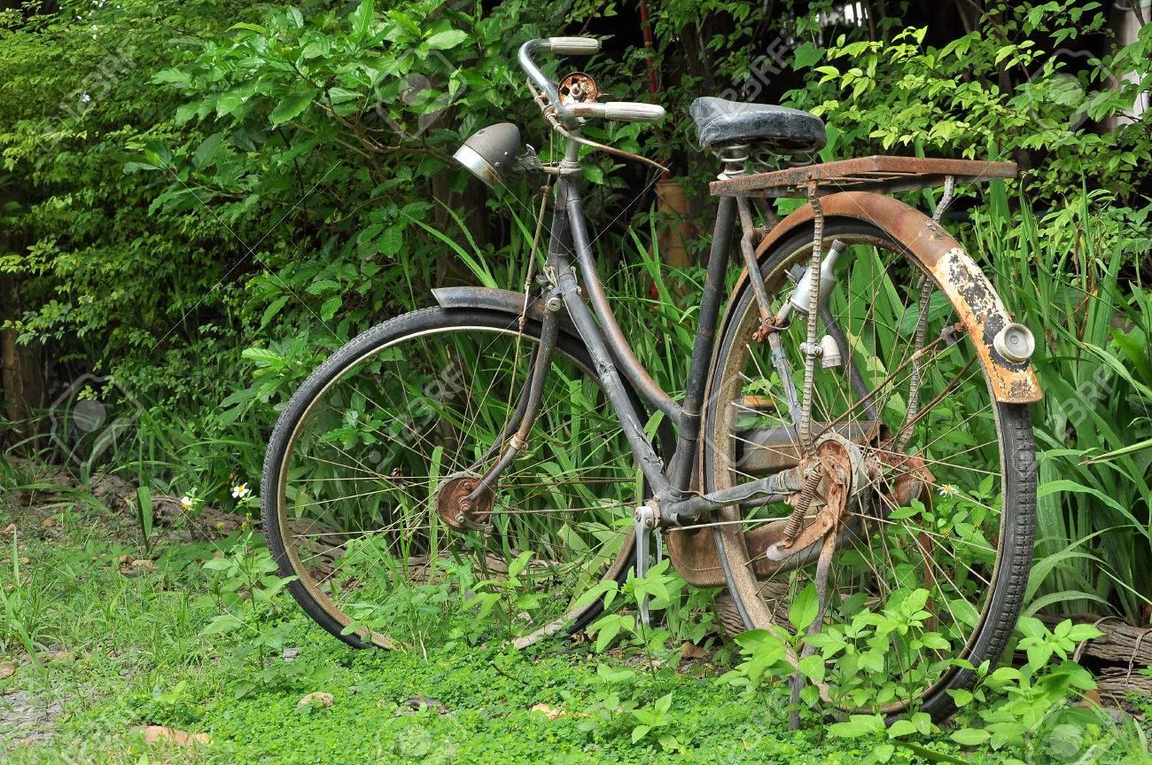庭に駐車して、古いさびた自転車。 の写真素材・画像素材. Image 29792139.