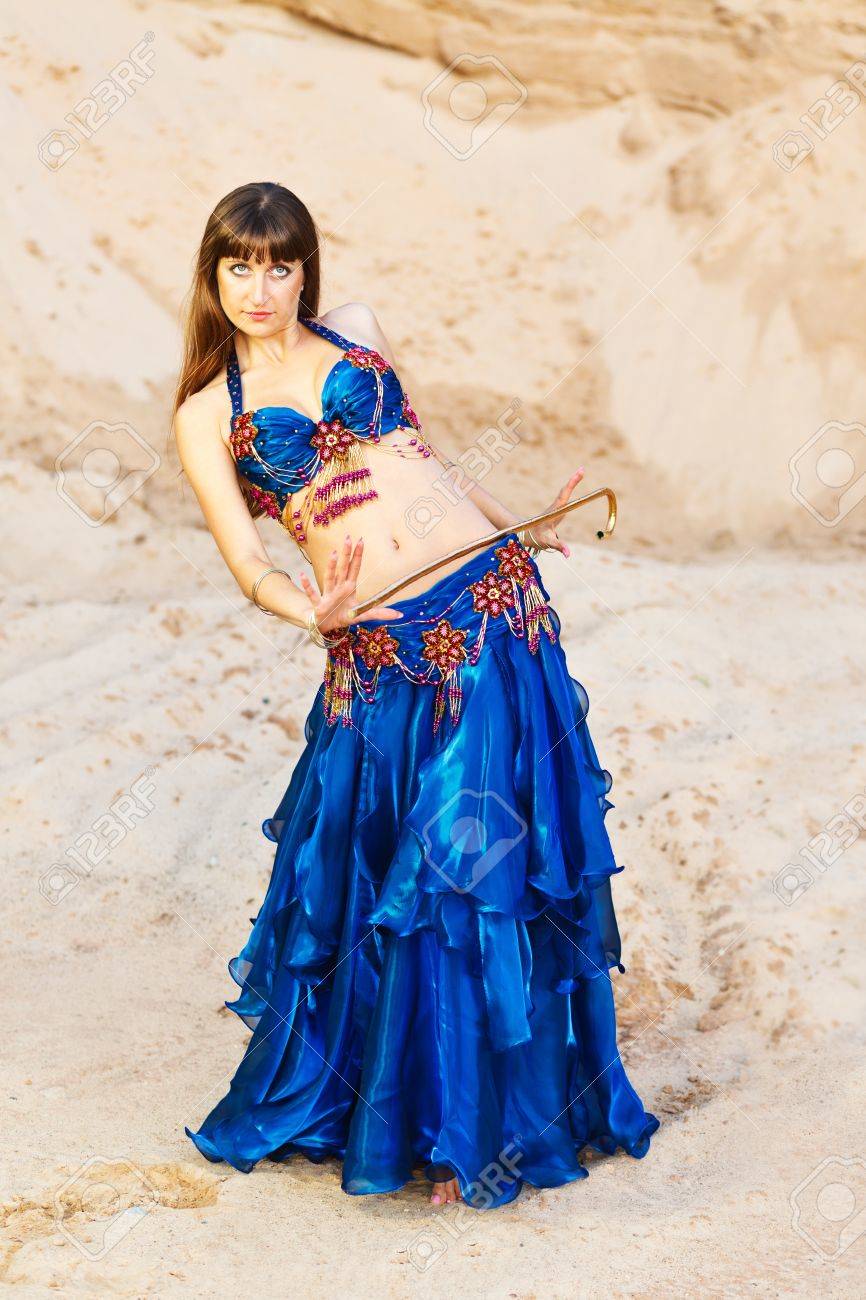 Danza Vientre En Ropa Azul Con La Caña De Oro. Retratos, Imágenes Fotografía De Archivo Libres De Derecho. Image 11432777.