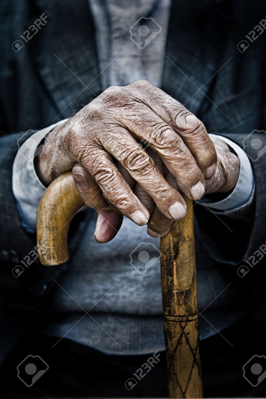 As Mãos De Um Velho Aposentado Foto Royalty Free, Gravuras ...