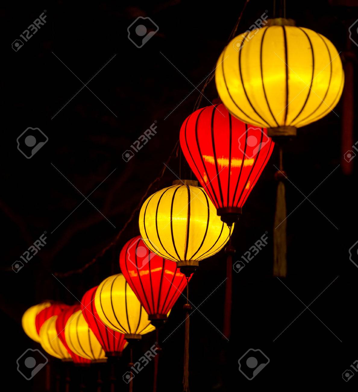 中国語照らされた黄色と赤の提灯 の写真素材 画像素材 Image