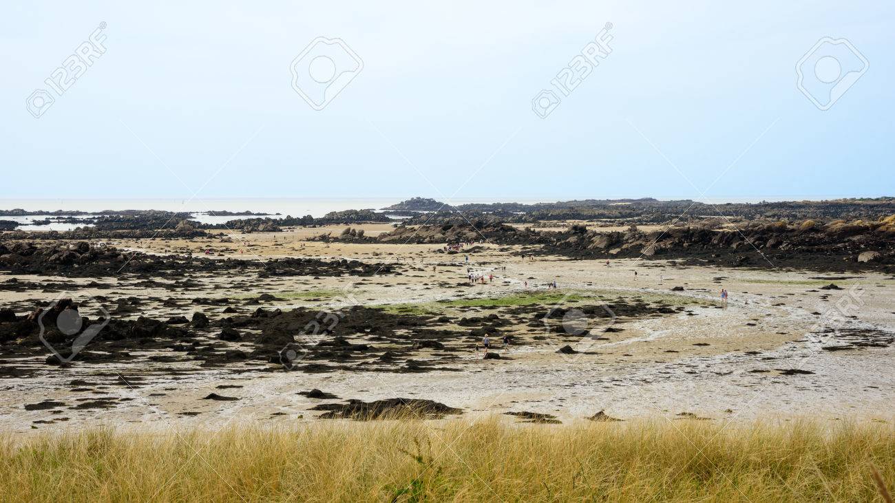 Les Gens Marchant Dans Le Désert De Sable Comme Paysage à Marée Basse Dans Larchipel Des Iles De Chausey Bretagne France - 