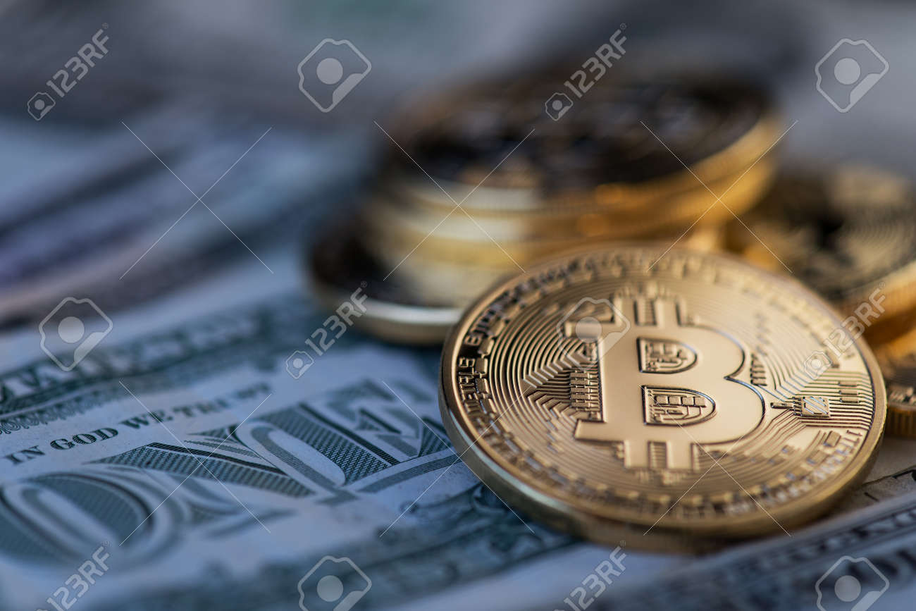 Crypto Bitcoin Bitcoin De Un Dólar (dinero Virtual) Y Billetes De Un Dólar.  Bitcoins En Dólares Estadounidenses. Cambie Dólar Por Bitcoin. Fondo Con Crypto  Bitcoin Y Dólares. Moneda De Oro Fotos, retratos,