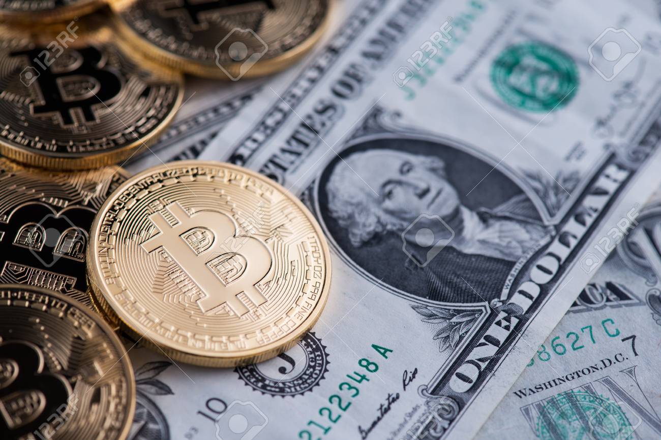 Bitcoin (novo Dinheiro Virtual) E Notas De Um Dólar. Fundo Com Bitcoin  Cripto E Dólares. Troque Dinheiro Bitcoin Por Um Dólar. Moeda Bitcoin  Dourada E Uma Nota De Dólar. Criptomoeda Foto Royalty