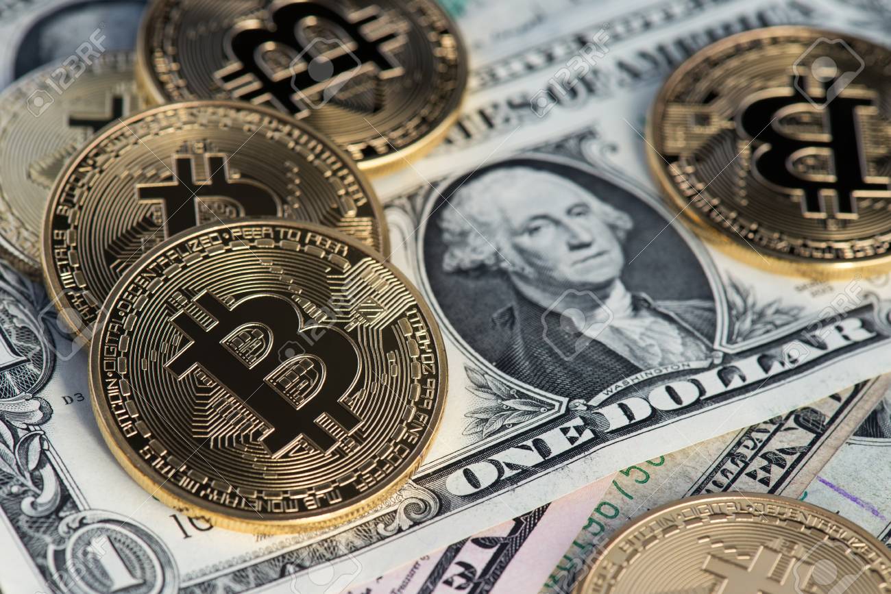 ビットコイン（新しい仮想通貨）と1ドルの紙幣。暗号ビットコインとドルの背景。ビットコインキャッシュを1ドルに交換します。ゴールデンビットコインコイン と1ドル紙幣。暗号通貨の写真素材・画像素材 Image 114660432