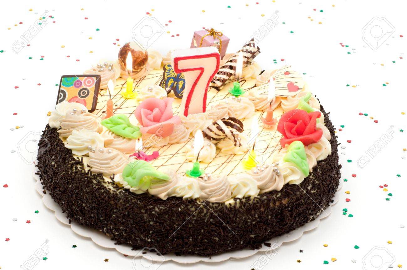 Gateau D Anniversaire 7 Ans Avec Des Bougies Et Des Paillettes Banque D Images Et Photos Libres De Droits Image Gateau D Anniversaire 7 Ans Avec Des Bougies Et Des Paillettes Banque D Images Et Photos Libres De Droits Image