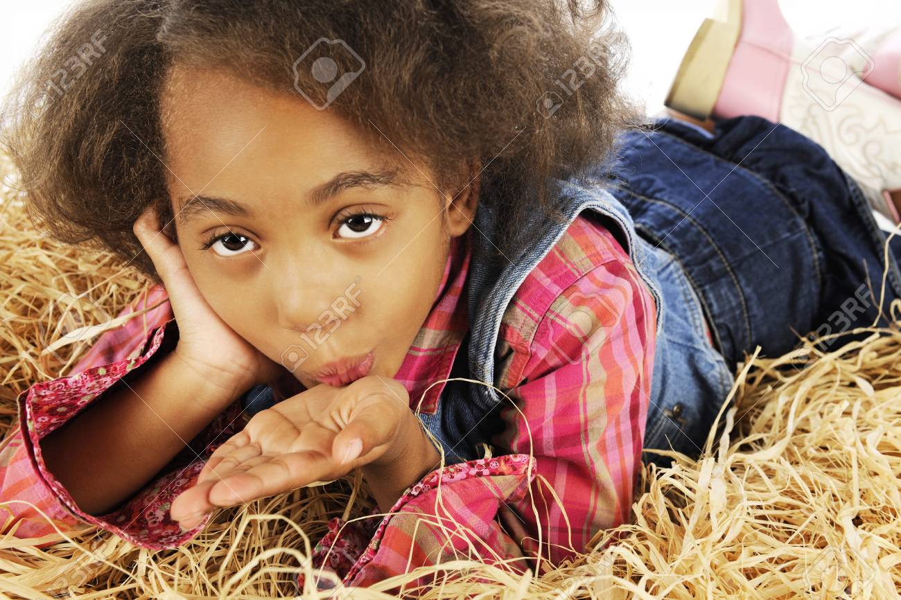 干し草の敷設しながらキスを吹いている若い 小学校カウガールのクローズ アップ の写真素材 画像素材 Image 2730 干し草の敷設しながらキスを吹いている若い 小学校カウガールのクローズ アップ の写真素材 画像素材 Image 2730