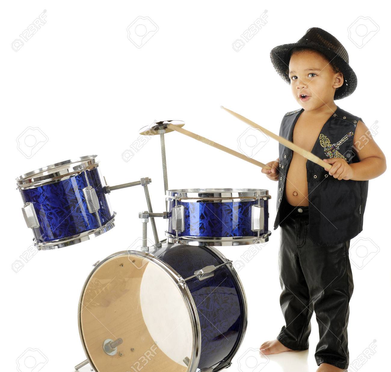 Un Adorable Enfant D Age Prescolaire Pieds Nus Habille Comme Une Rock Star En Battant Sur Un Ensemble De Tambour Sur Un Fond Blanc Motion Blur Sur Les Baguettes De Tambour Banque D Images