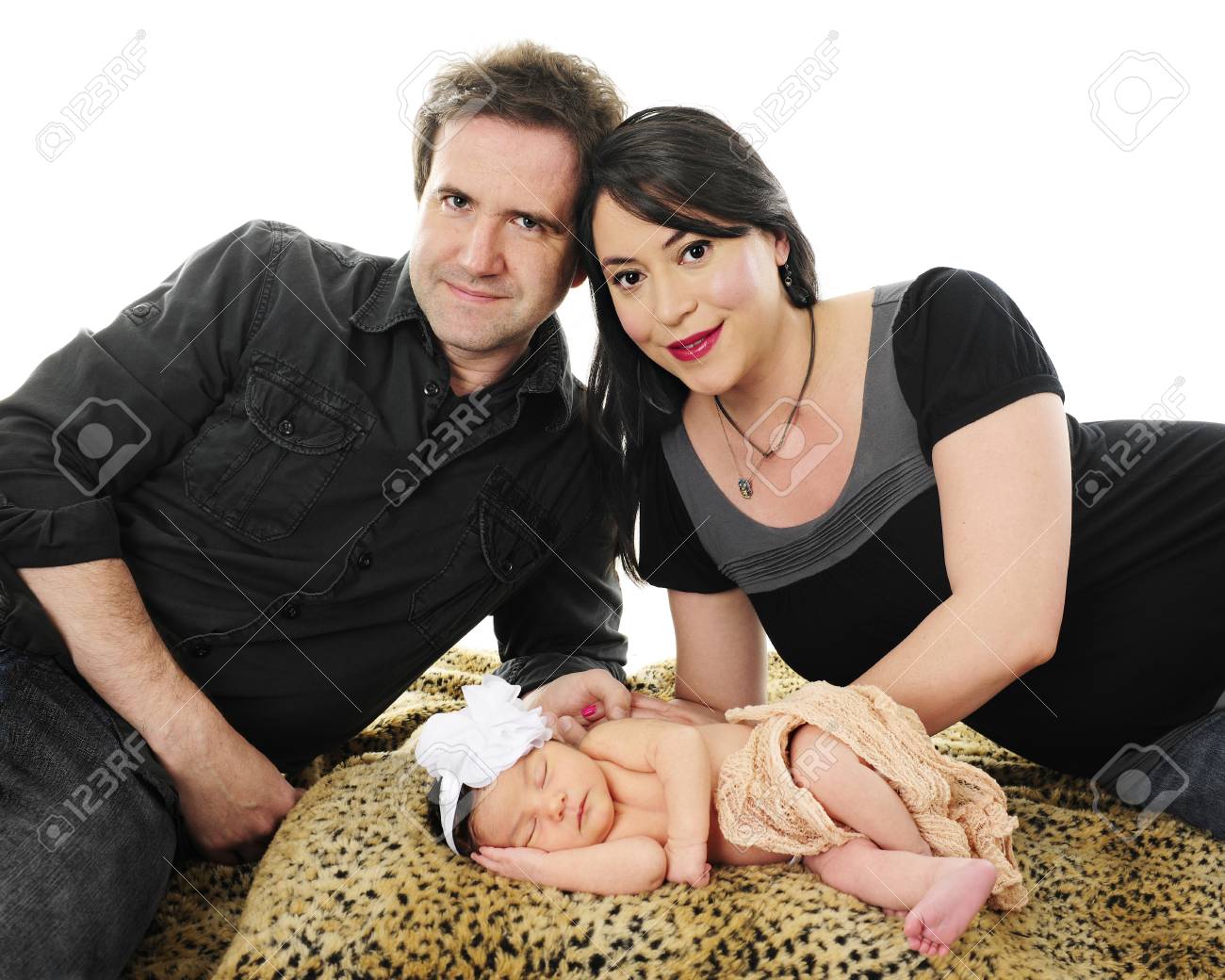 Une Maman Et Papa En Regardant Le Spectateur Avec Leur Fille Nouveau Ne Dormir Devant Eux Sur Un Fond Blanc Banque D Images Et Photos Libres De Droits Image