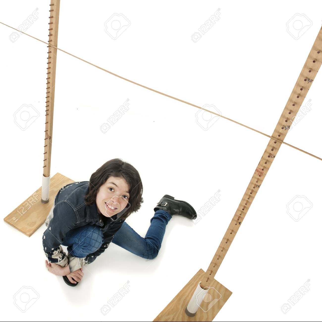 リンボーの棒下に落ちている若い十代女の子の俯瞰 白地 の写真素材 画像素材 Image リンボーの棒下に落ちている若い十代女の子の俯瞰 白地 の写真素材 画像素材 Image