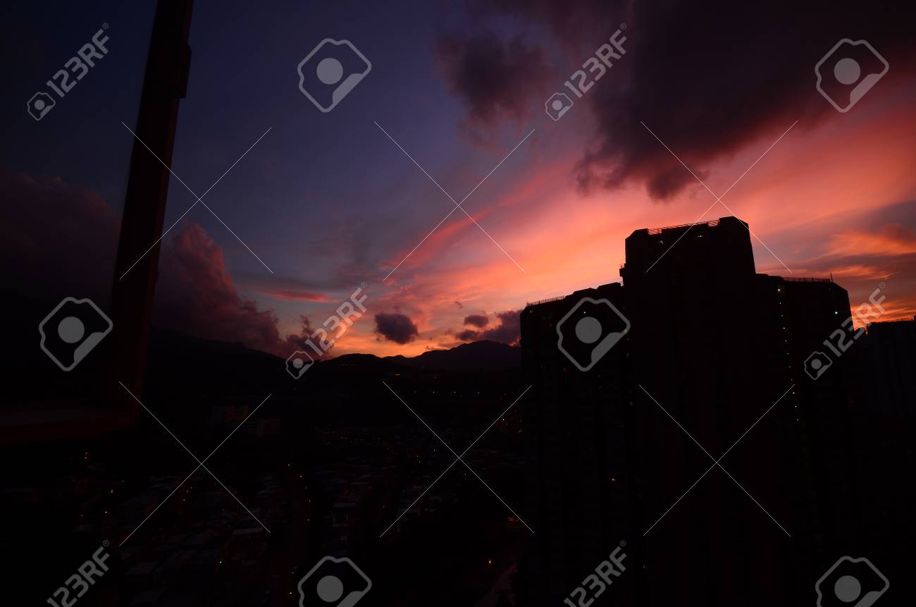 夕焼け 街のスカイライン の写真素材 画像素材 Image