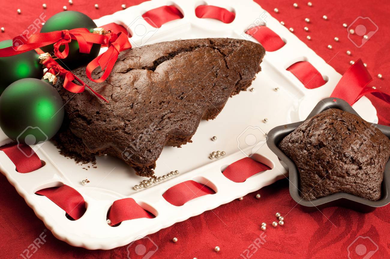 Gâteau Au Chocolat En Forme Darbres De Noël Sur Une Plaque Blanche Avec Décoration Ruban Rouge Et Des Boules De Noël Et Biscuits Sur Le Backgound