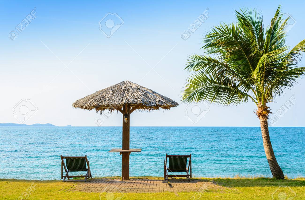 Paysage Plage Tropicale Avec Transat Et Parasol à Rayong Thaïlande