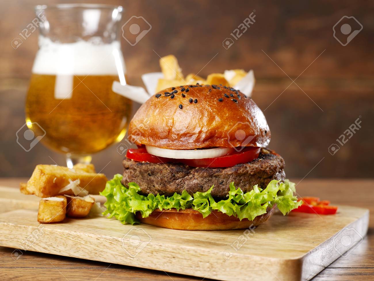 Une assiette de hamburgers et un verre de bière photo – Image gratuite de  Bière sur Unsplash, image size:1300x975
