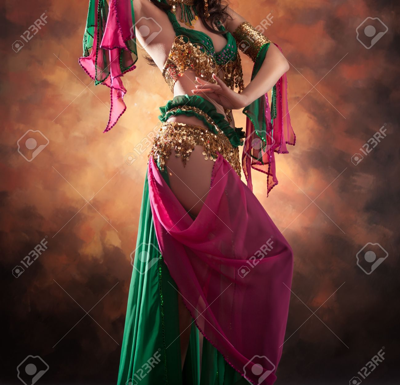エキゾチックなベリー ダンサー美しい女性 の写真素材 画像素材 Image