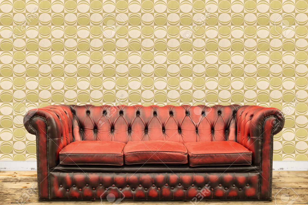レトロなスタイルの印刷の緑色の円でビンテージ壁紙の壁の古いソファーのイメージ の写真素材 画像素材 Image 1249