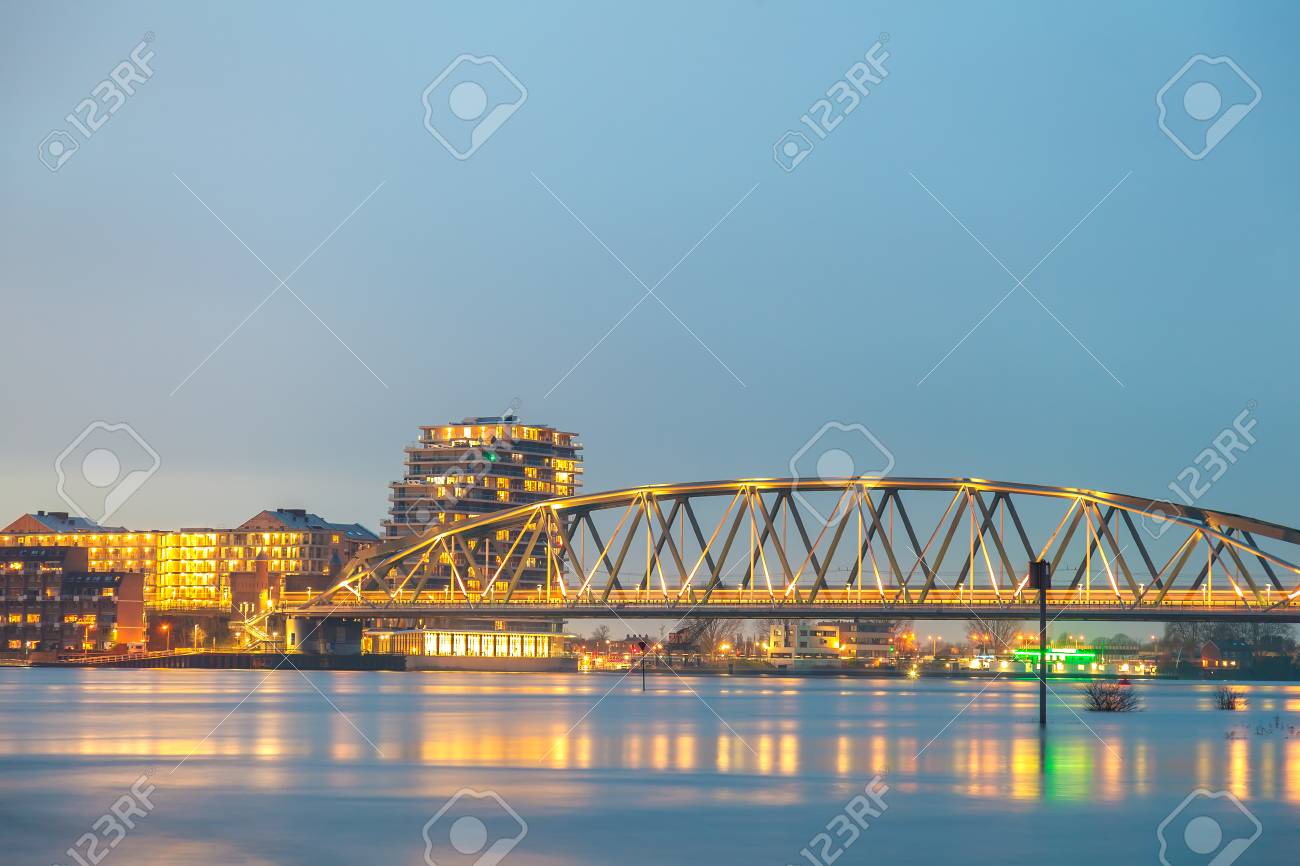 オランダのナイメーヘン市の鉄道橋 アパート 住宅 オフィス 洪水の川ワルが正面に の写真素材 画像素材 Image オランダのナイメーヘン市の鉄道橋 アパート 住宅 オフィス 洪水の川ワルが正面に の写真素材 画像素材 Image