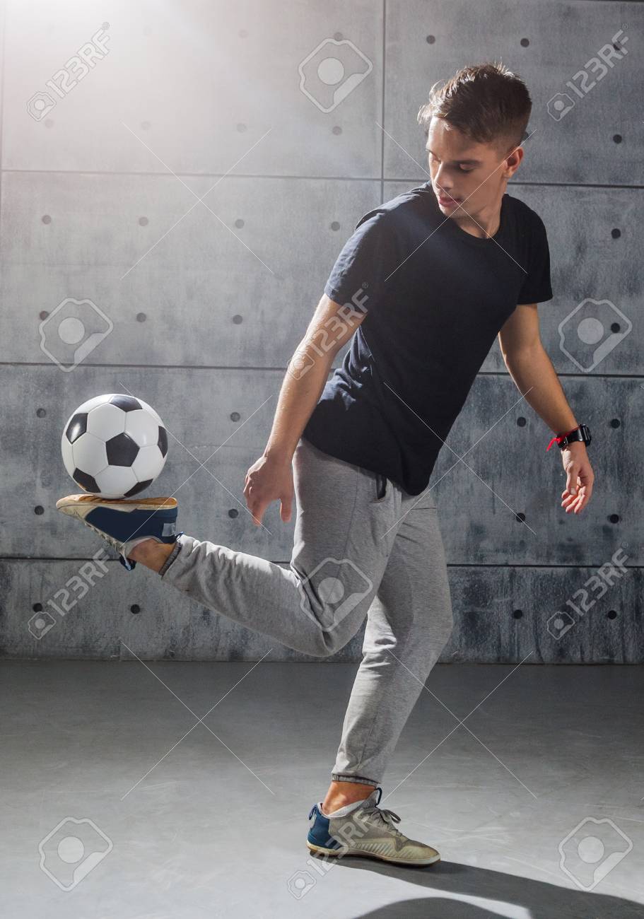 サッカーボールで練習する若者 の写真素材 画像素材 Image サッカーボールで練習する若者 の写真素材 画像素材 Image