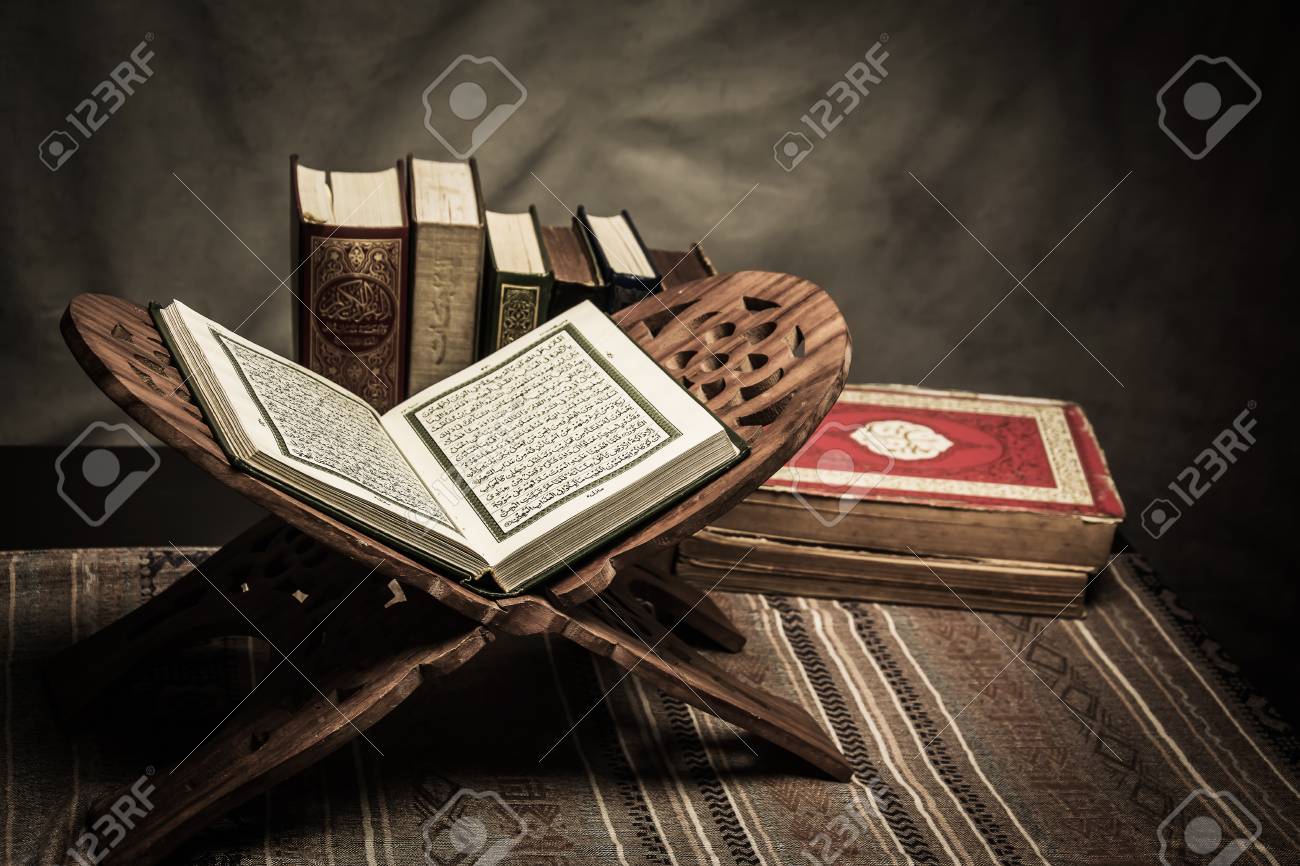 Koran Heiliges Buch Von Moslems Offentliches Einzelteil Aller Moslems Auf Dem Tisch Stillleben Lizenzfreie Fotos Bilder Und Stock Fotografie Image 88322597