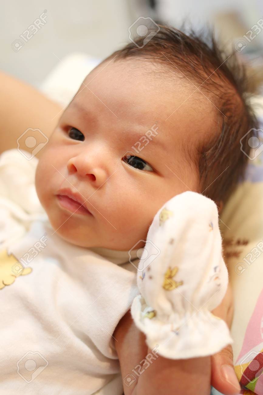 疑いの顔アジアの赤ちゃんが学習の開発 健康と成長の概念です の写真素材 画像素材 Image 疑いの顔アジアの赤ちゃんが学習の開発 健康と成長の概念です の写真素材 画像素材 Image