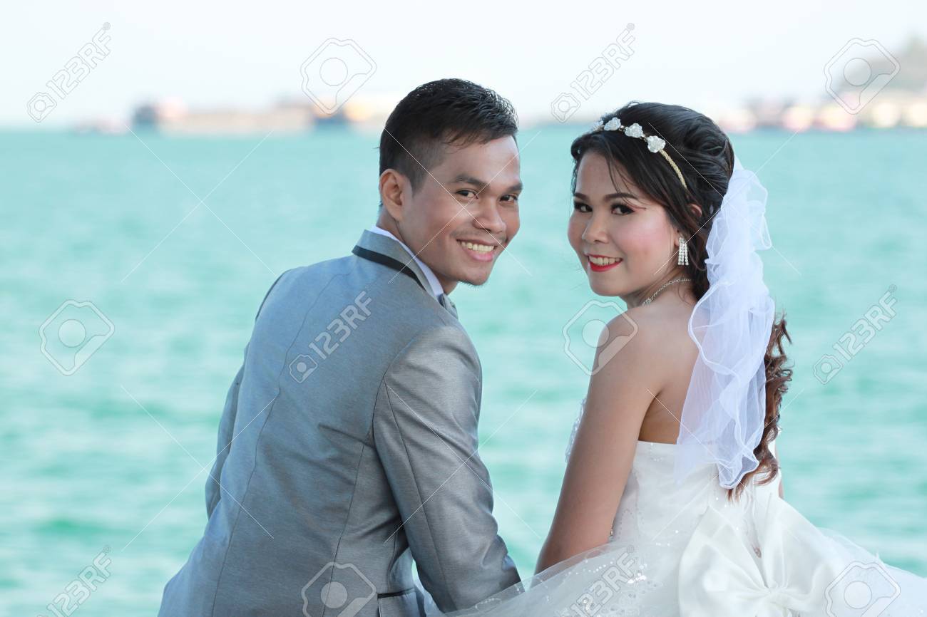 屋外プレウェディング写真でアジアのカップル タイの海の場所海辺 愛の概念と家族生活の始まり の写真素材 画像素材 Image