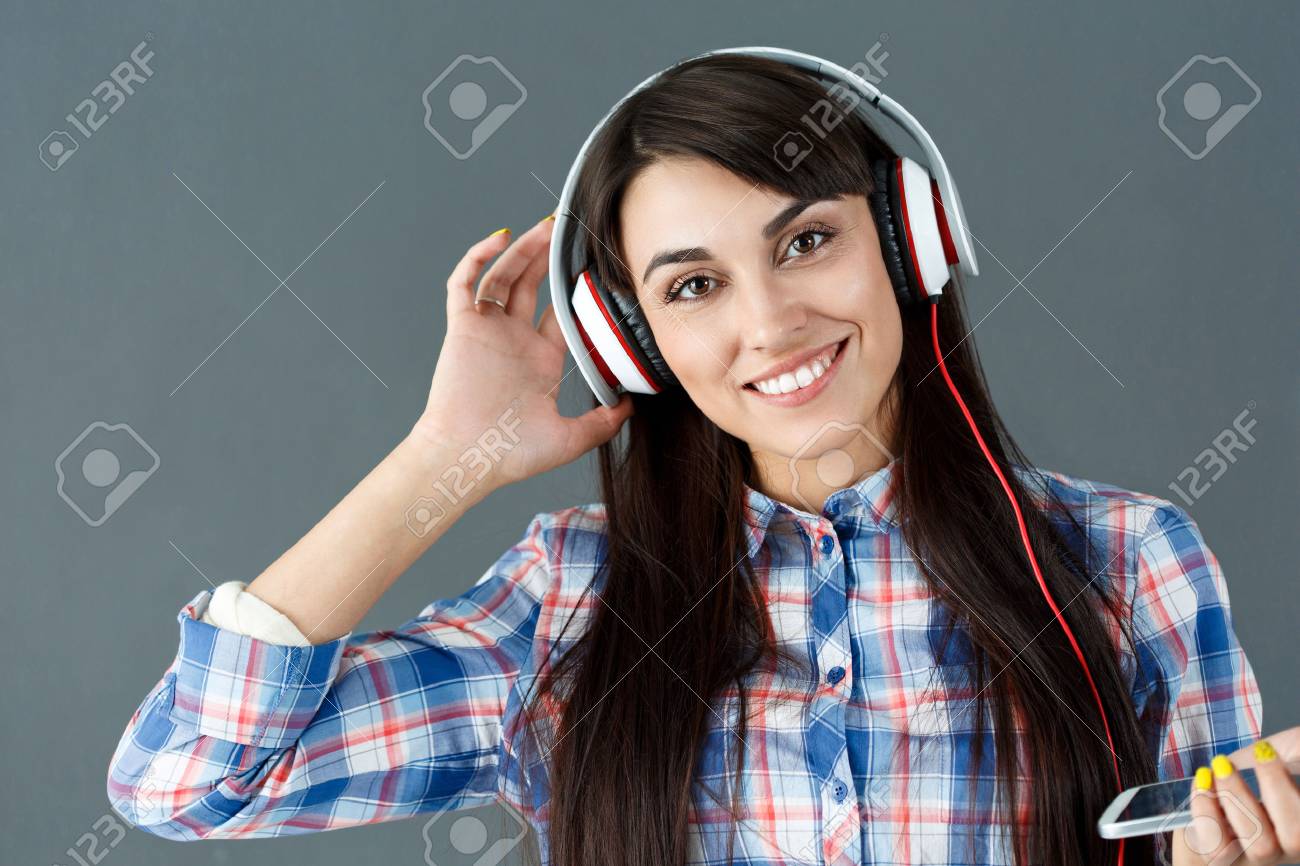 Belle Aux Cheveux Noirs Femme Souriante Avec Un Casque Tenant Un