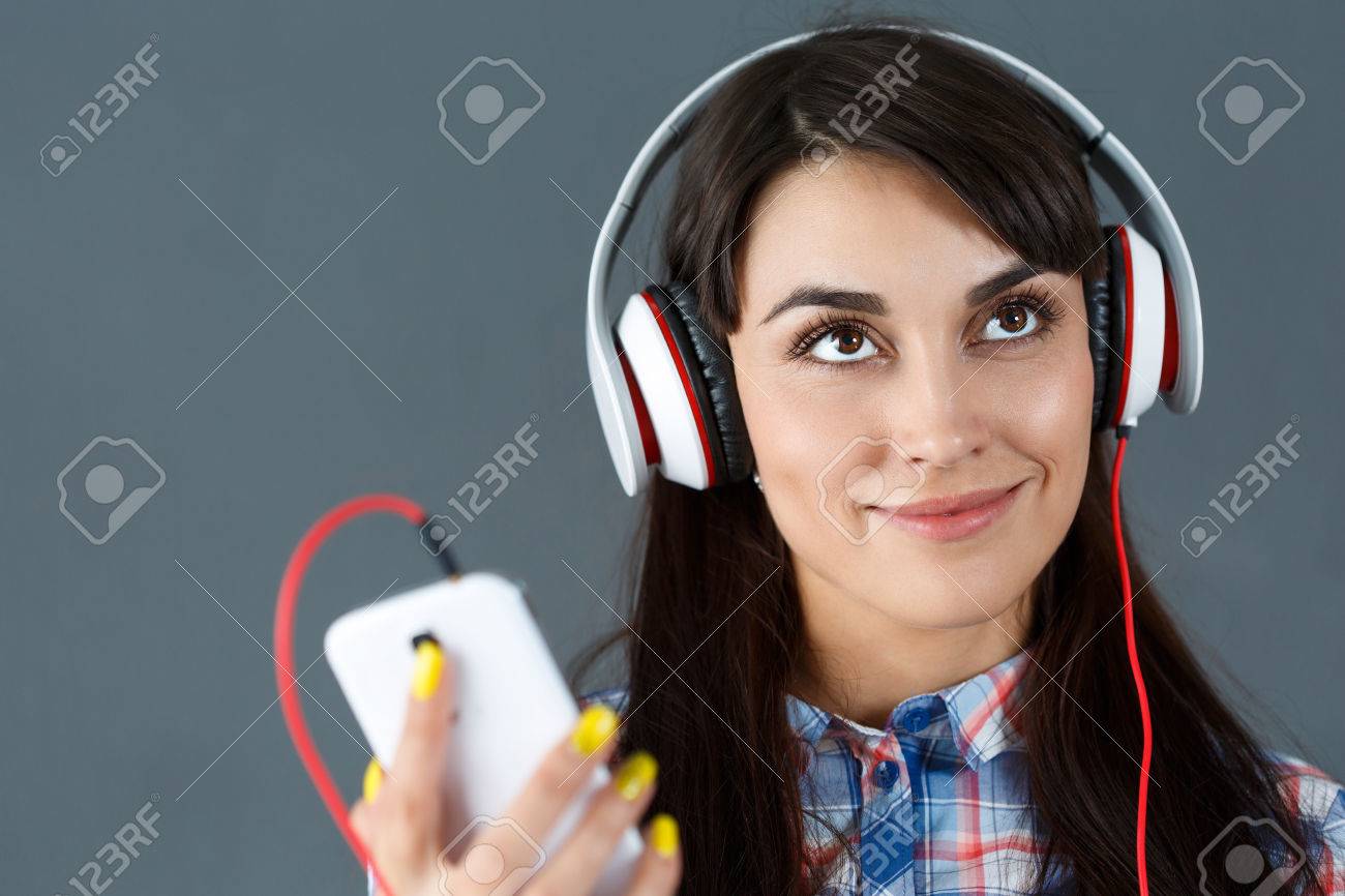 Belle Aux Cheveux Noirs Femme Souriante Avec Un Casque Tenant Un