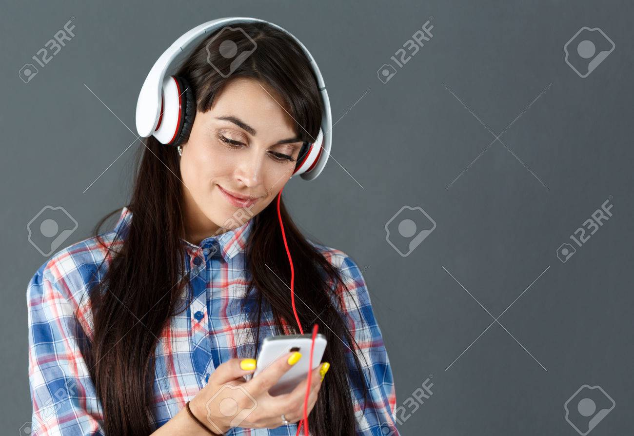 Belle Aux Cheveux Noirs Femme Souriante Avec Un Casque Tenant Un