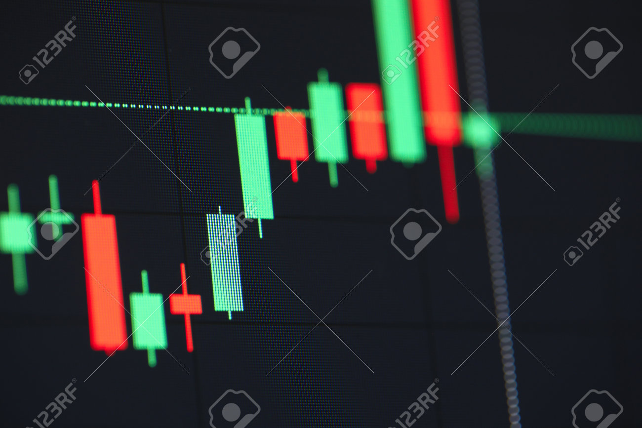 Primer Plano Del Gráfico De Bitcoin De Disminución Y Aumento En La  Pantalla. Gráfico De Barras De La Bolsa De Valores. Análisis De La  Criptomoneda De Cambio De Precio. Concepto Económico Y