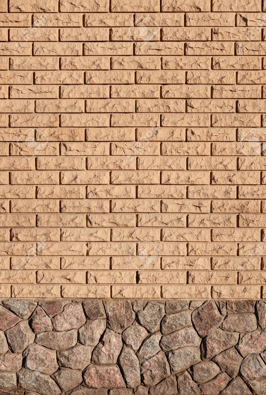 現代の高品質の石レンガの壁のテクスチャ 手作り屋外昼間で明るい日光の下で石造りの基礎で滑らかな質感のレンガの壁 の写真素材 画像素材 Image