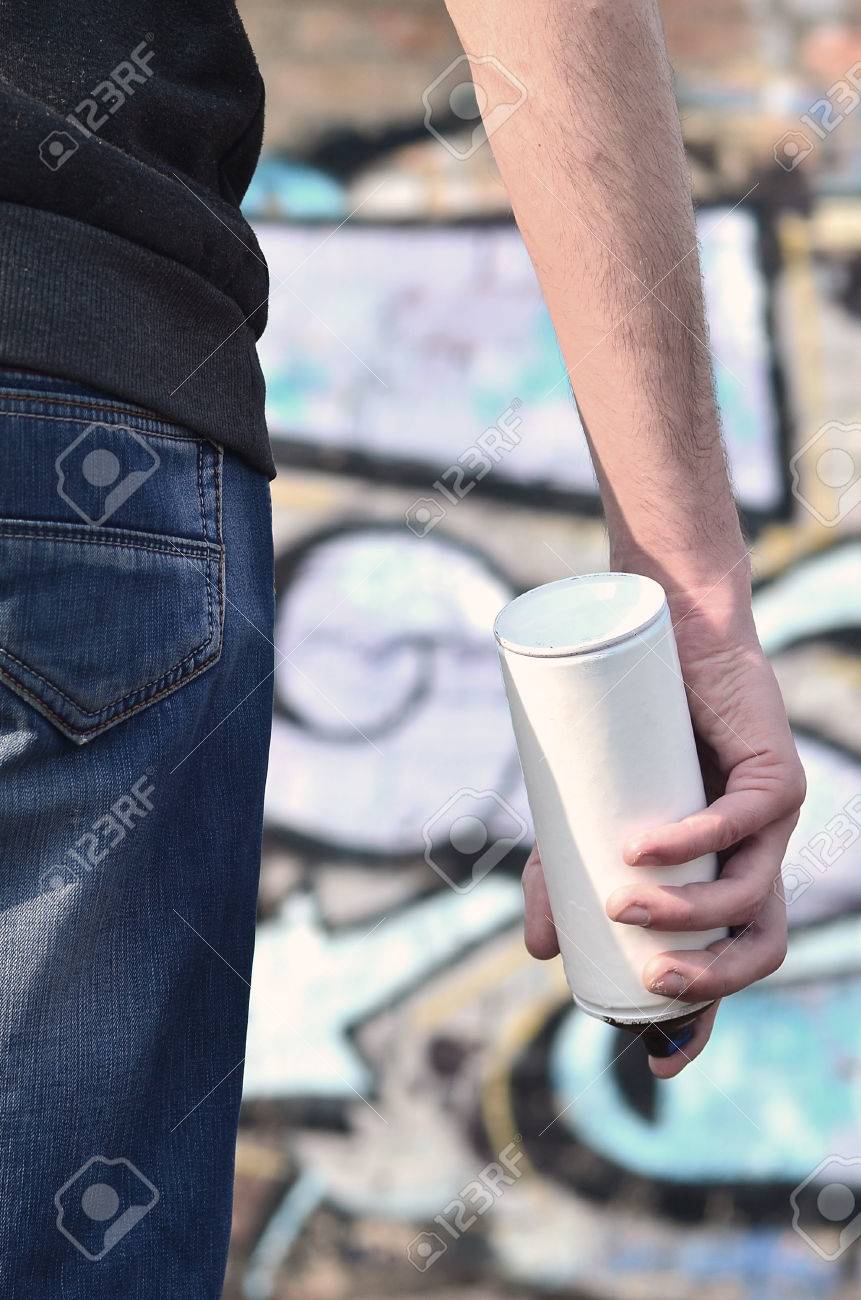 Vista Trasera De Un Hombre De Dibujo De Una Pared Con Pintura En