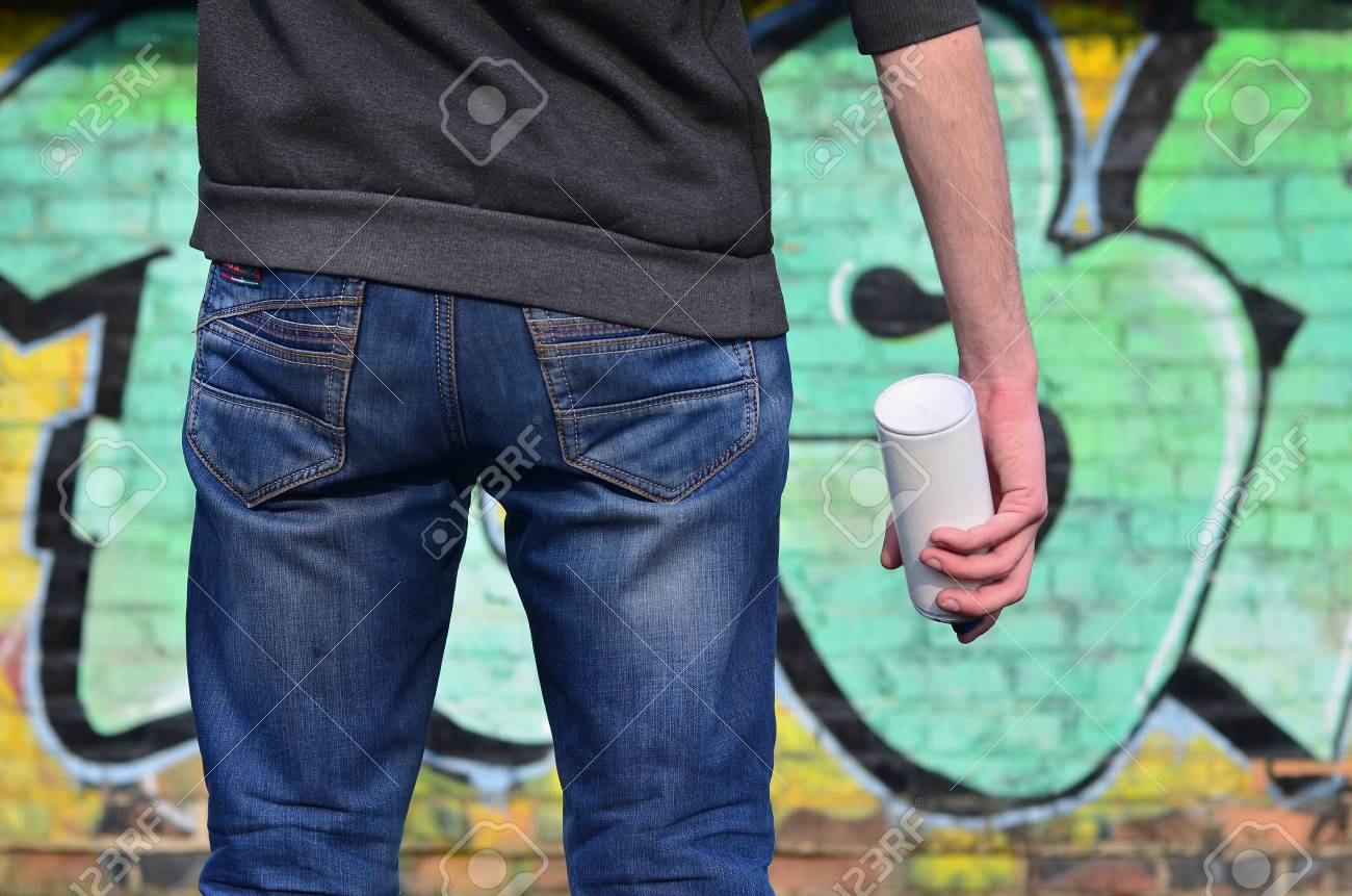 Vista Posterior De Un Chico Dibujando Una Pared Con Pintura En