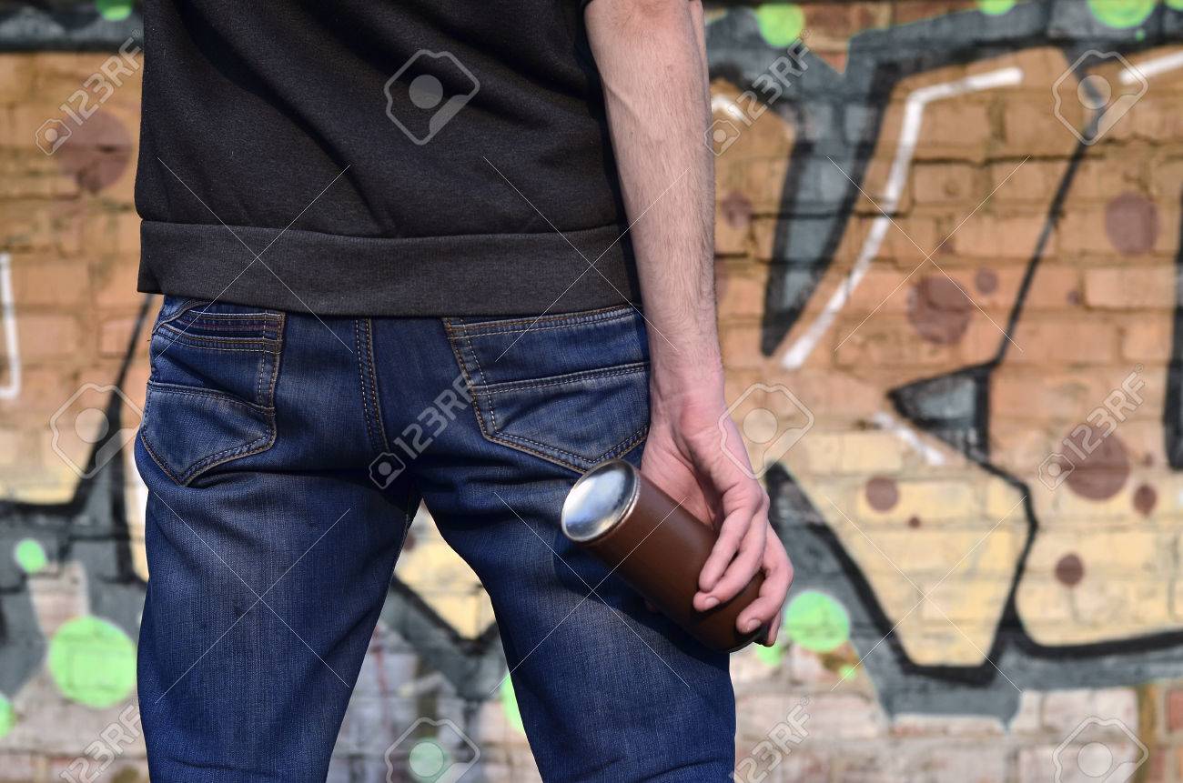 Vista Trasera De Un Hombre De Dibujo De Una Pared Con Pintura En