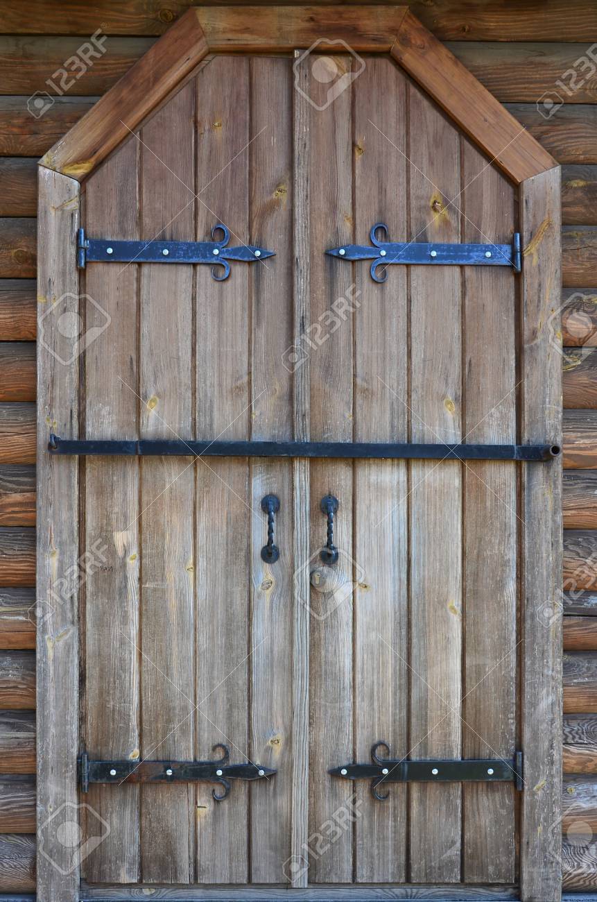 The Texture Of An Antique Wooden Door From The 16th And 17th.. Stock Stock Photo - The texture of an antique wooden door from the 16th and 17th century. Ancient gates made of wooden boards, reinforced with metal forged ... - The Texture Of An Antique Wooden Door From The 16th And 17th.. Stock