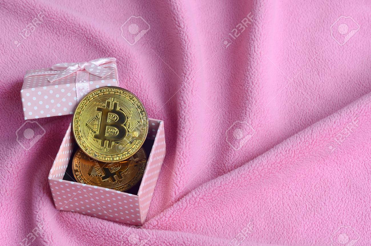 황금빛 비트 코인은 작은 핑크색 선물 상자에 담요 위에 작은 활을 담고 부드럽고 푹신한 라이트 핑크색 양털 천으로 만든다. 로열티 무료  사진, 그림, 이미지 그리고 스톡포토그래피. Image 91686620