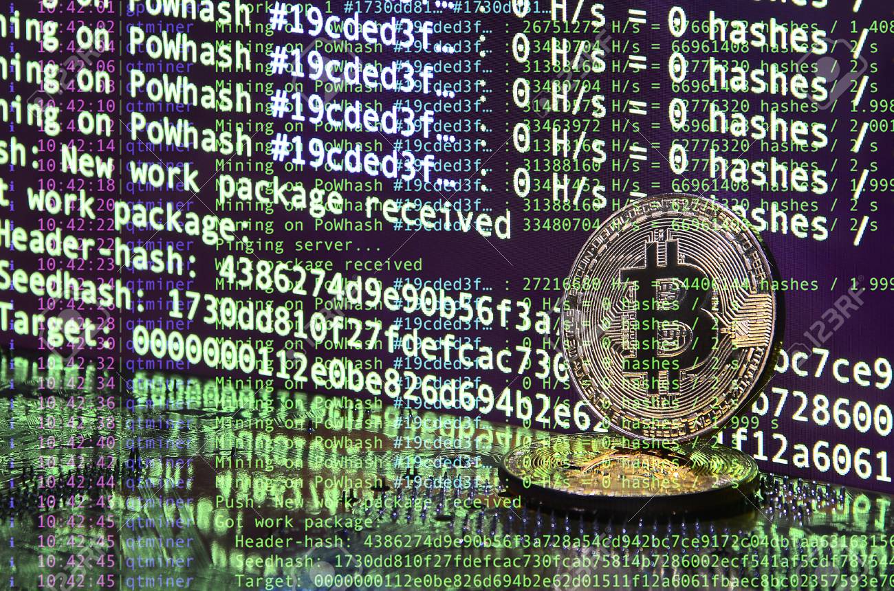 Bitcoin을 사용하여 이미지 백그라운드에서 암호화 통화를 마이닝하는 과정을 보여주는 프로그램 코드 이미지 로열티 무료 사진, 그림,  이미지 그리고 스톡포토그래피. Image 92089019