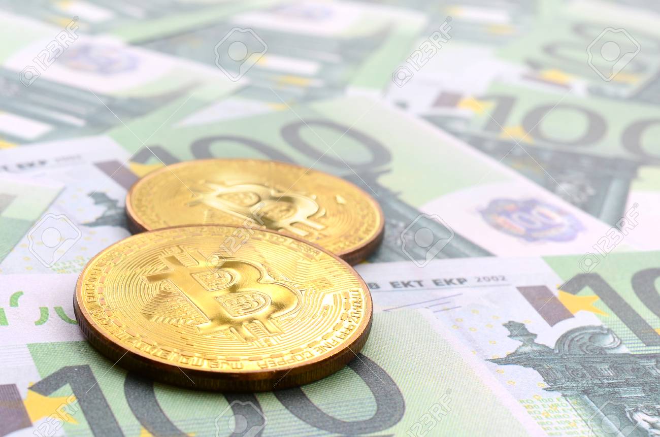 Bitcoins Físicos De Oro Se Encuentra En Un Conjunto De Denominaciones  Monetarias Verdes De 100 Euros. Mucho Dinero Forma Un Montón Infinito  Fotos, retratos, imágenes y fotografía de archivo libres de derecho.