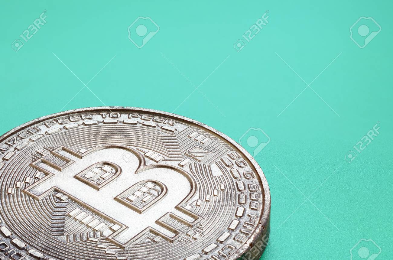 물리적 비트 코인 형태의 초콜릿 제품은 녹색 플라스틱 배경에 있습니다. 식용 형태의 암호화 통화 모델 로열티 무료 사진, 그림, 이미지  그리고 스톡포토그래피. Image 96139891