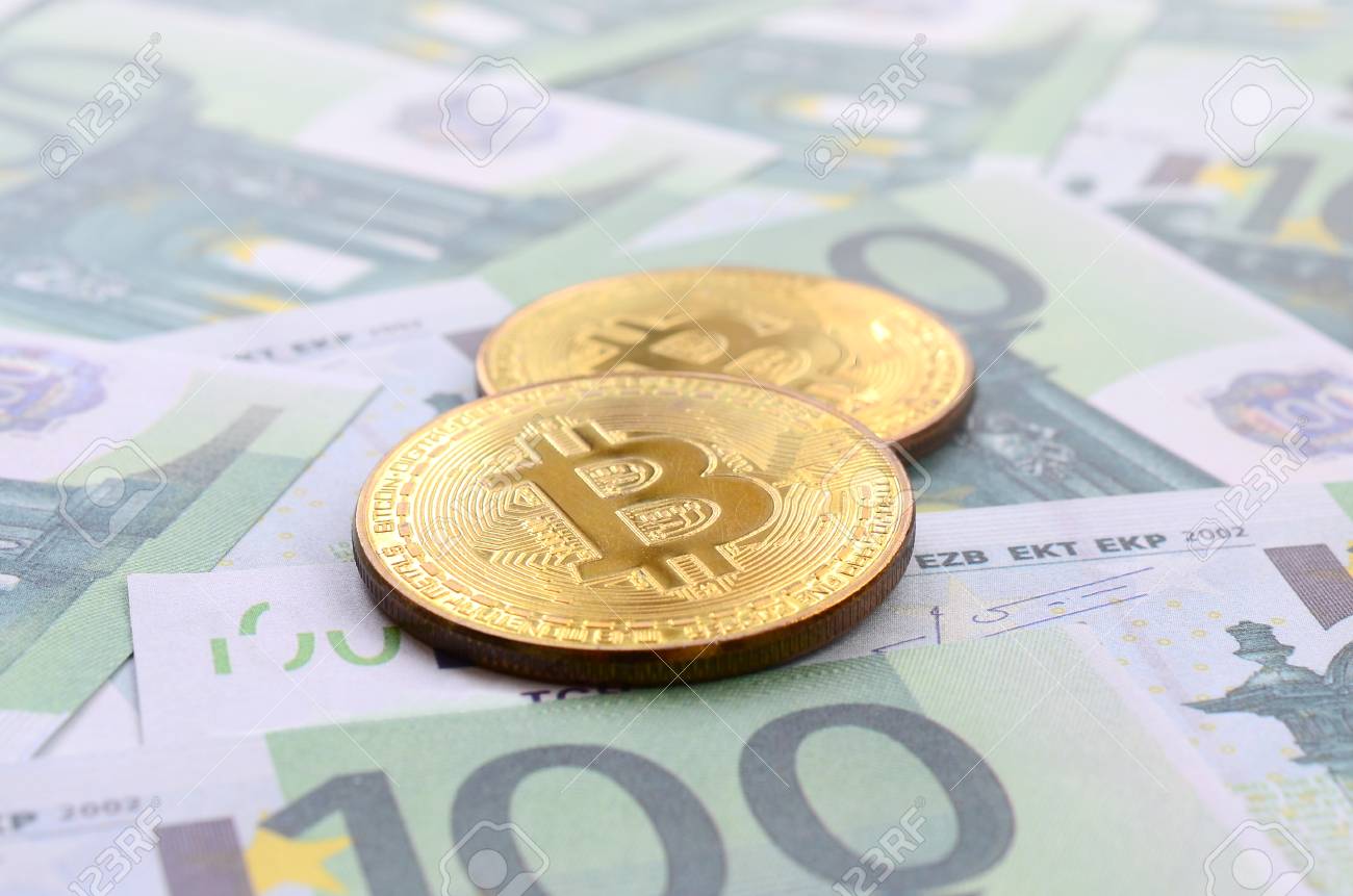 Bitcoins Físicos De Oro Se Encuentra En Un Conjunto De Denominaciones  Monetarias Verdes De 100 Euros. Mucho Dinero Forma Un Montón Infinito  Fotos, retratos, imágenes y fotografía de archivo libres de derecho.
