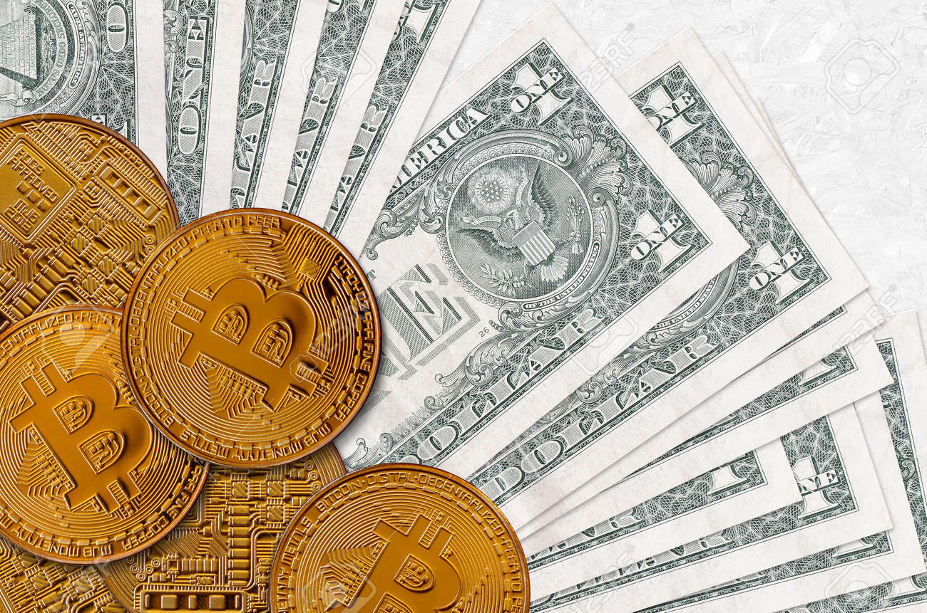 Billetes De 1 Dólar Estadounidense Y Bitcoins Dorados. Concepto De  Inversión En Criptomonedas. Transacciones Comerciales O De Criptominería  Fotos, retratos, imágenes y fotografía de archivo libres de derecho. Image  154928800