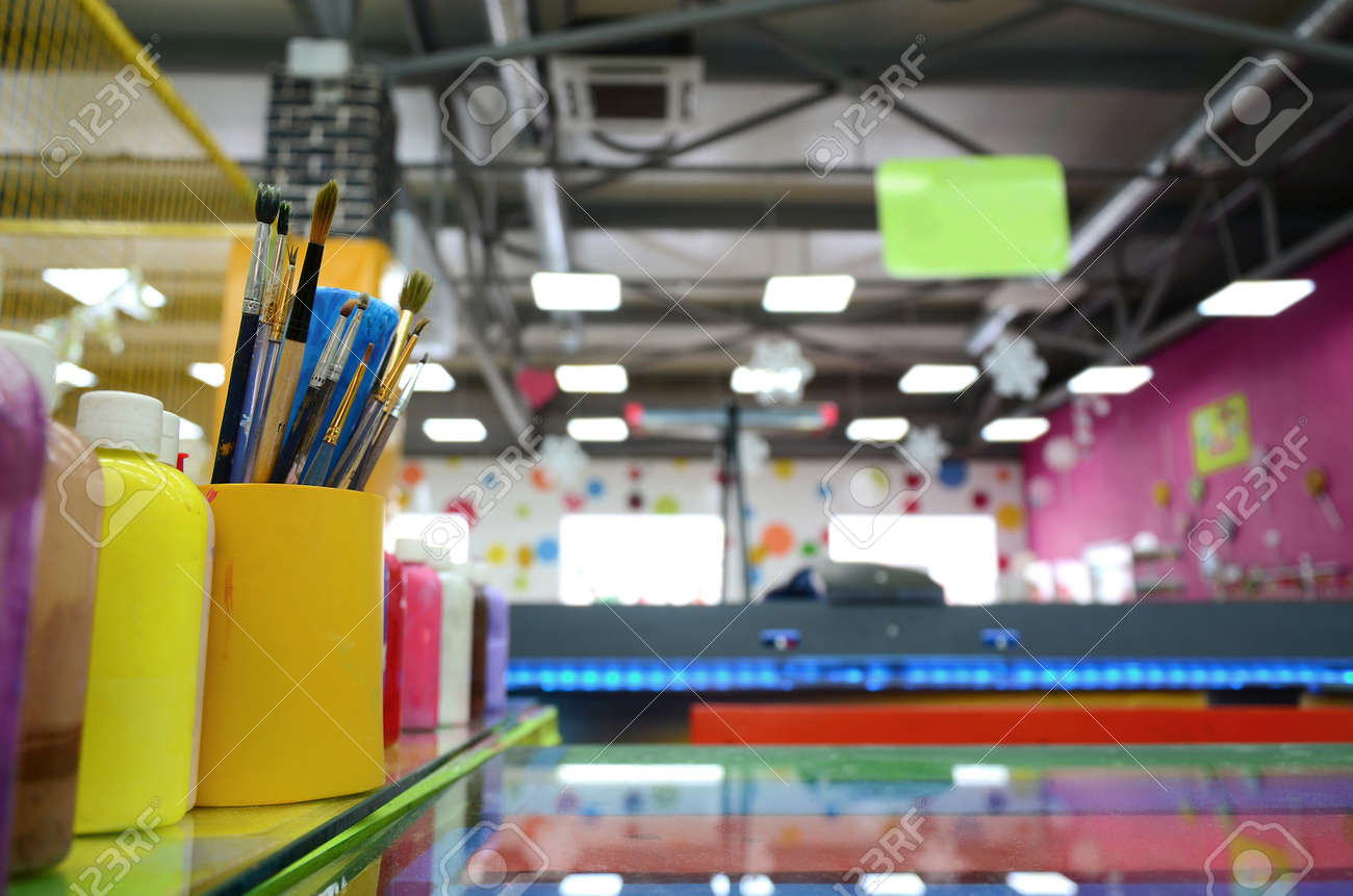 Art paint brushes in cup are located in the children's entertainment hall - 167450276 Art paint brushes in cup are located in the children's entertainment hall - 167450276