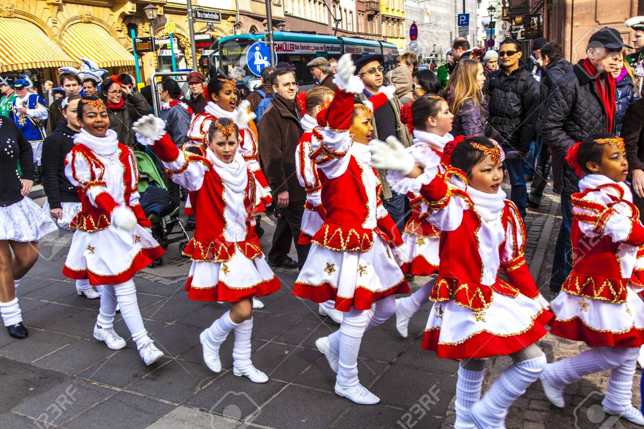 Francfort Allemagne 5 Mars Le Defile De Carnaval Se Deplace A Travers La Ville Le 5 Mars 11 A Francfort En Allemagne Ils Conquete De La Mairie Et Obtenir La Cle Francfort Allemagne 5 Mars Le Defile De Carnaval Se Deplace A Travers La Ville Le 5 Mars 11 A Francfort En Allemagne Ils Conquete De La Mairie Et Obtenir La Cle