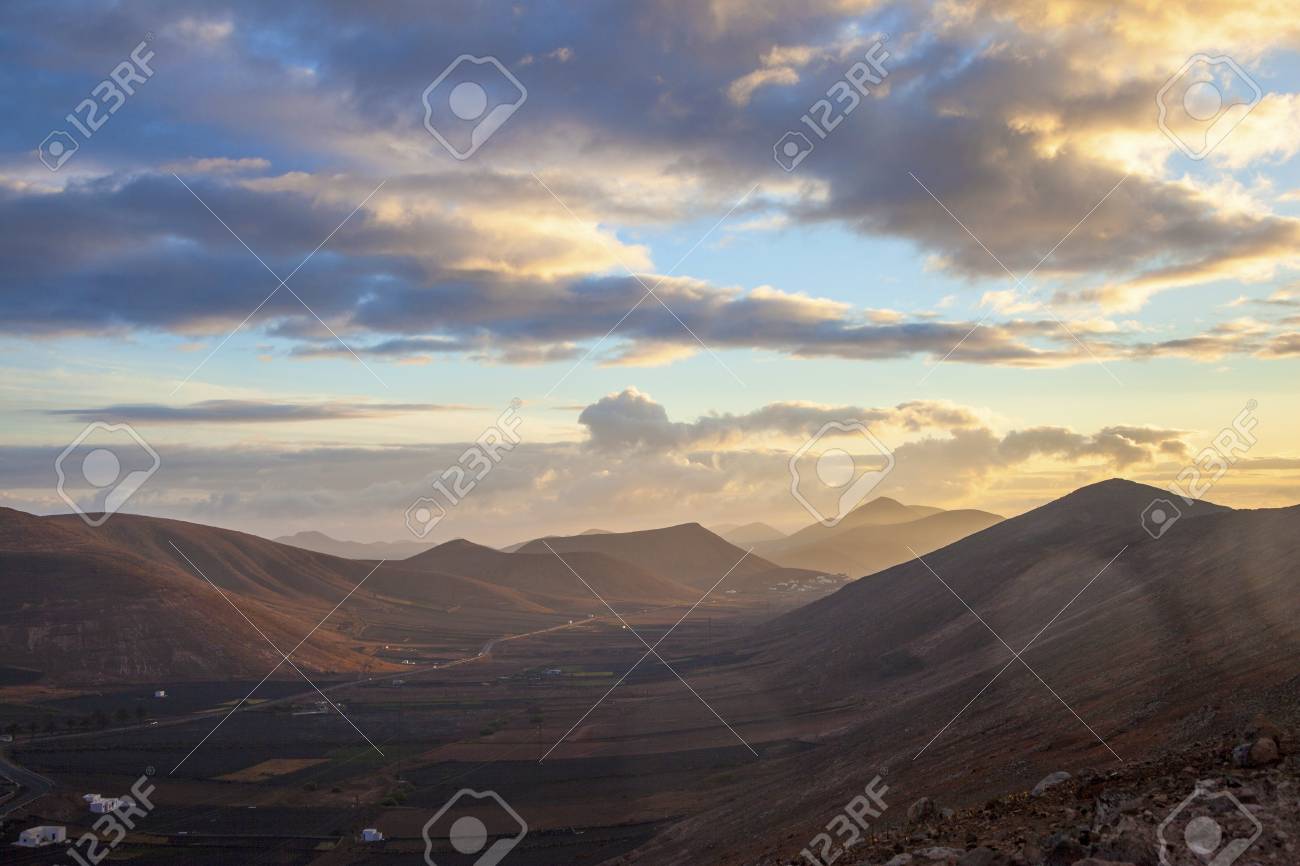ランサローテ島の女だらけの絵のような村の日の出 の写真素材 画像素材 Image