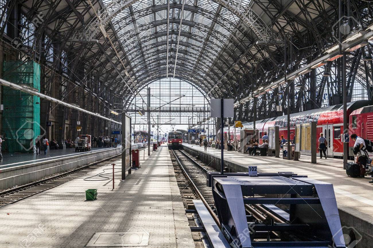 フランクフルト ドイツ 8 月 11 日 中 フランクフルト中央駅 12 年 8 月 11 日にドイツのフランクフルトで 1 日あたり約 350 000 人の乗客とドイツで最も多い駅です の写真素材 画像素材 Image