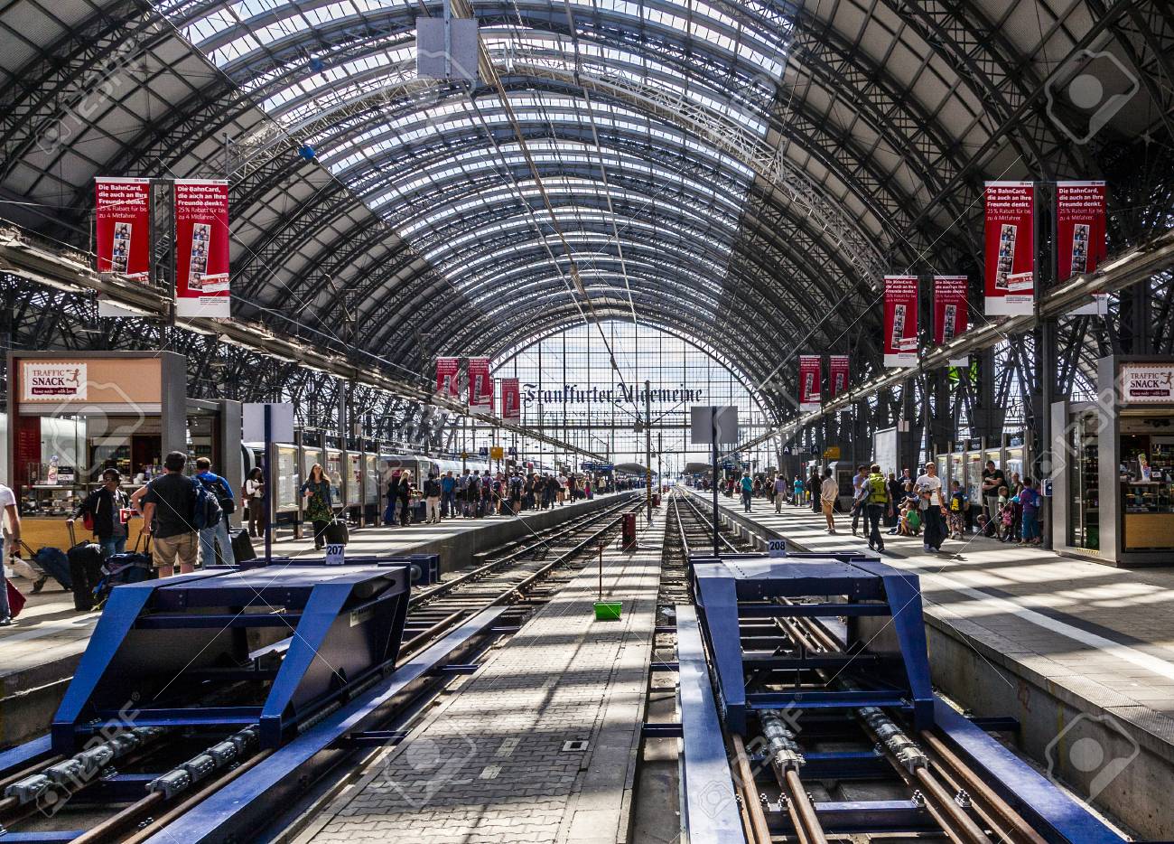 フランクフルト ドイツ 8 月 11 日 中 フランクフルト中央駅 12 年 8 月 11 日にドイツのフランクフルトで 1 日あたり約 350 000 人の乗客とは ドイツで最も多い駅です の写真素材 画像素材 Image