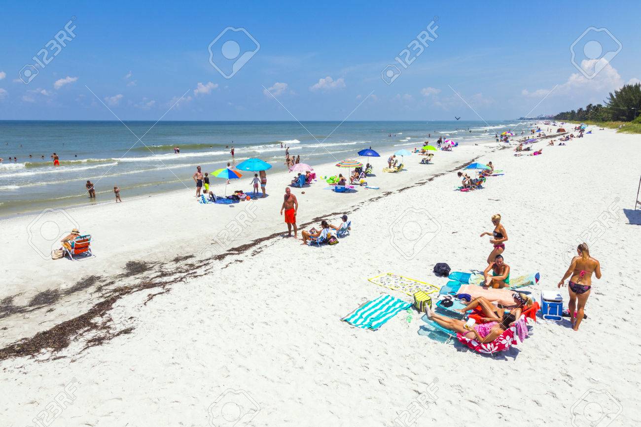 Naples états Unis 27 Juillet Les Gens Profiter De La Belle Plage De Sable Blanc Publique à Naples Pier Le 27 Juillet 2013 à Naples Etats Unis
