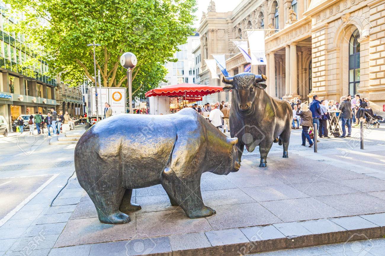 フランクフルト ドイツ 14 年 5 月 16 日 牛とドイツのフランクフルトでフランクフルト証券取引所でクマ像 フランクフルト取引所は時価総額で 12 の最大の取引所です の写真素材 画像素材 Image フランクフルト ドイツ 14 年 5 月 16 日 牛とドイツのフランクフルトでフランクフルト証券取引所でクマ像 フランクフルト取引所は時価総額で 12 の最大の取引所です の写真素材 画像素材 Image