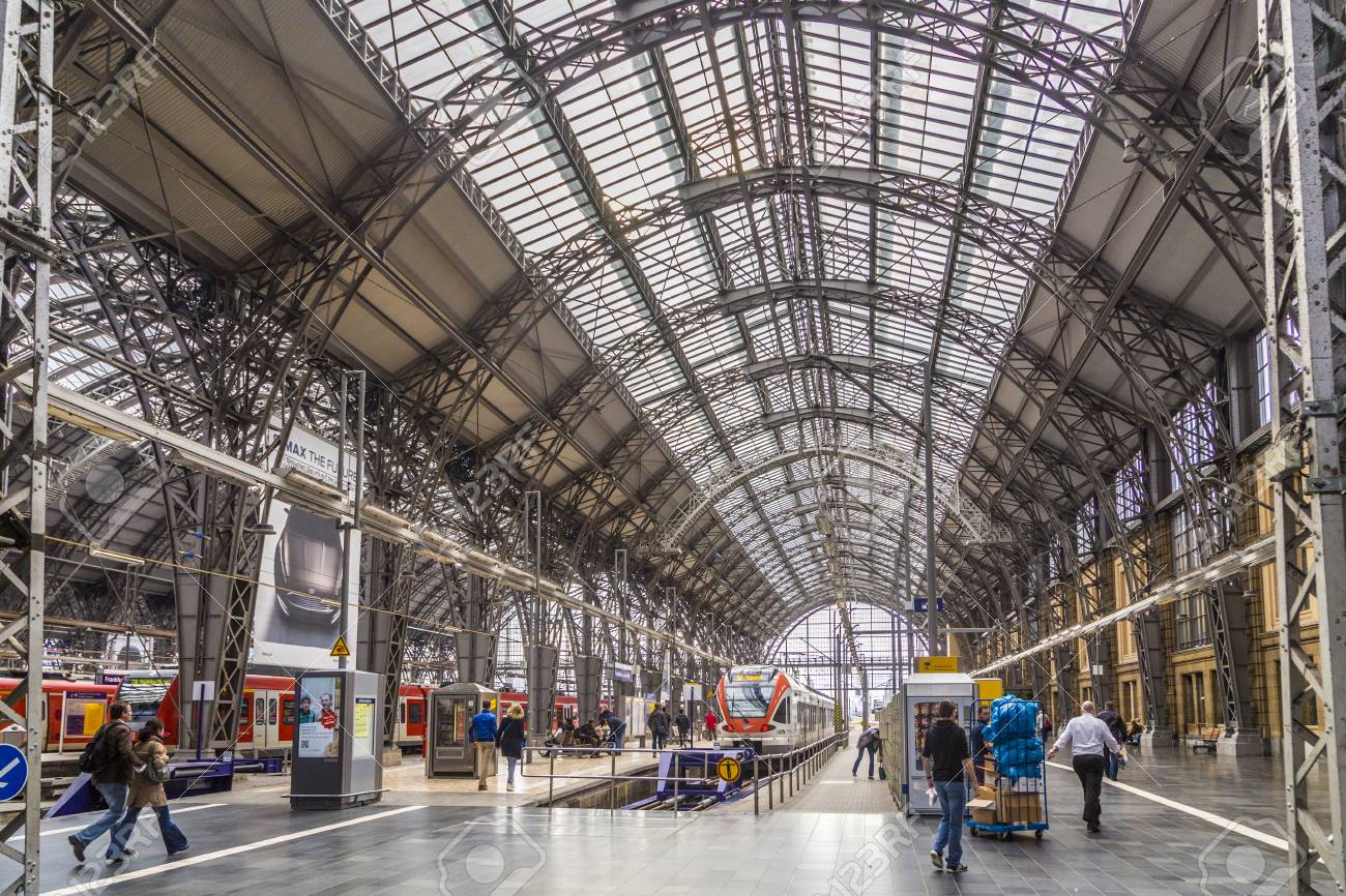 ドイツのフランクフルトでフランクフルト ドイツ Sep 22 13 内部 フランクフルト中央駅 1 日あたり約 350 000 人の乗客とドイツで最も多い駅です の写真素材 画像素材 Image