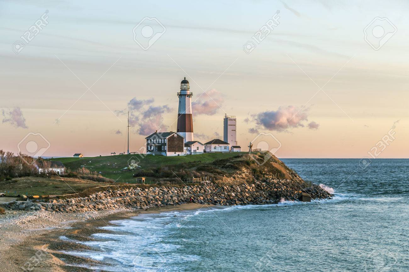 Vagues De Locéan Atlantique Sur La Plage De Montauk Point Light Lighthouse Long Island New York Comté De Suffolk