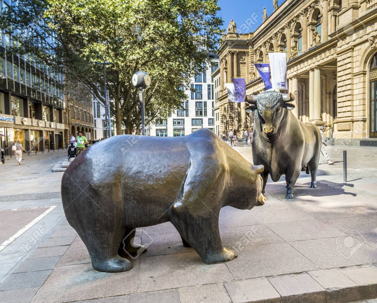 フランクフルト、ドイツ - 9 月 8、2016: 牛とドイツ ・ フランクフルト証券取引所でクマ像。フランクフルト取引所は時価総額で 12 の最大の 取引所です。の写真素材・画像素材 Image 65921233